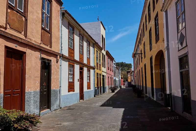 Narrow alley with colorful historic buildings, UNESCO World Heritage Old Town of San Crstobal de La Laguna, La Laguna, Tenerife, Canary Islands, Spain