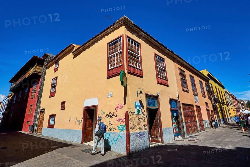 Corner with colorful historic houses and graffiti in bright sunshine, UNESCO World Heritage Old Town of San Crstobal de La Laguna, La Laguna, Tenerife, Canary Islands, Spain