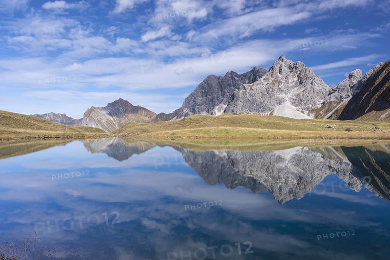 Mountain panorama in autumn, Eissee, Oytal, behind GroÃŸer Wilder, 2379m, Hochvogel and Rosszahn Group, AllgÃ¤u Alps, AllgÃ¤u, Bavaria, Germany