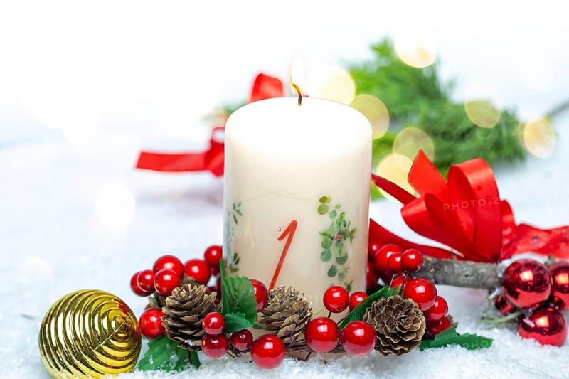 Greetings for the 1st Advent: Advent candle with Christmas decoration