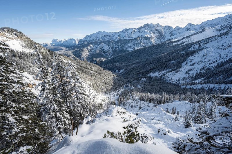 View over snow-covered side valley towards Reintal, snowy mountain landscape, ascent to LÃ¤ngenfelderkopf, Wetterstein Mountains, Garmisch-Partenkirchen, Bavaria, Germany