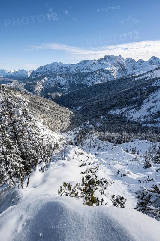 View over snow-covered side valley towards Reintal, snowy mountain landscape, ascent to LÃ¤ngenfelderkopf, Wetterstein Mountains, Garmisch-Partenkirchen, Bavaria, Germany