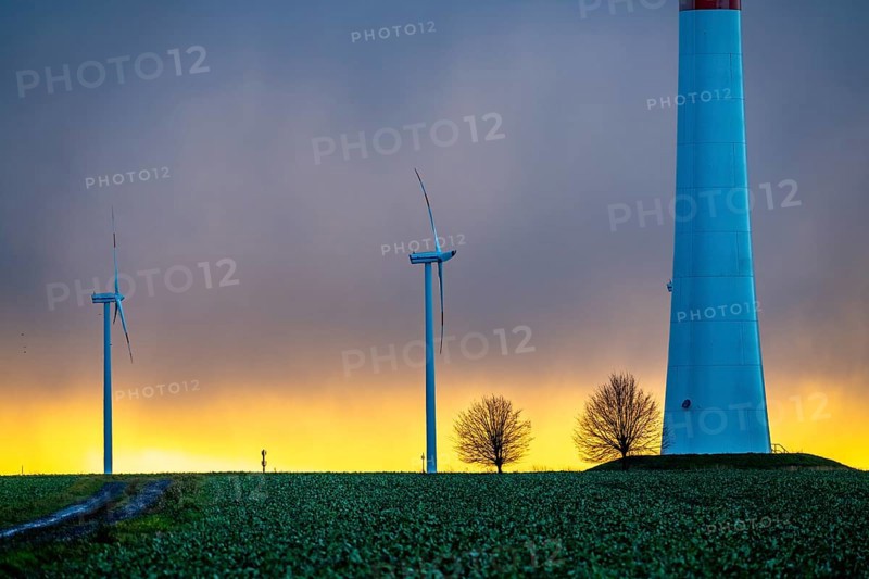 Königshovener Höhe onshore wind farm, on the A44 motorway near Bedburg, in front of the Jackerath triangle, autumn, sunset, recultivated open-cast mining site, Garzweiler open-cast lignite mine, operated by RWE and the city of Bedburg, North Rhine-Westphalia, Germany