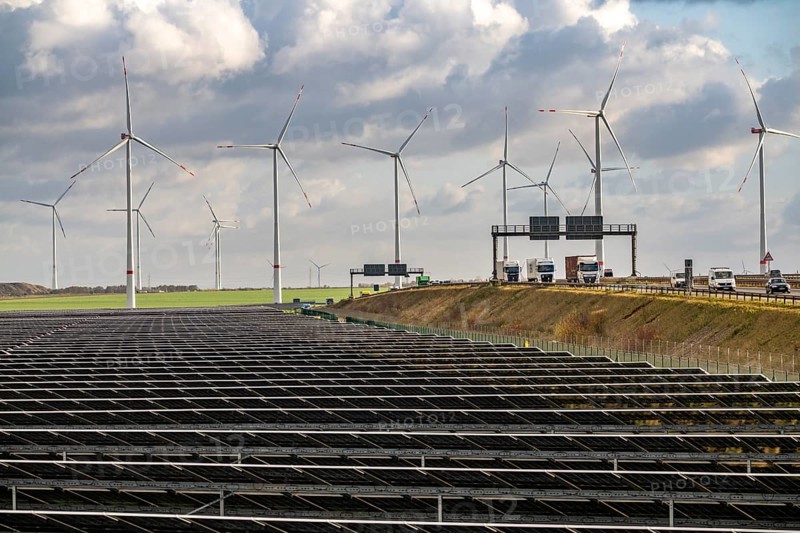 86.5 MW peak open-air photovoltaic systems, from RWE, with over 141, 000 solar modules, on a side strip, along the A44 motorway near JÃ¼chen, at Dreieck Holz, recultivated open-cast mining site, Königshovener Höhe onshore wind farm, operated by RWE and the city of Bedburg, North Rhine-Westphalia, Germany