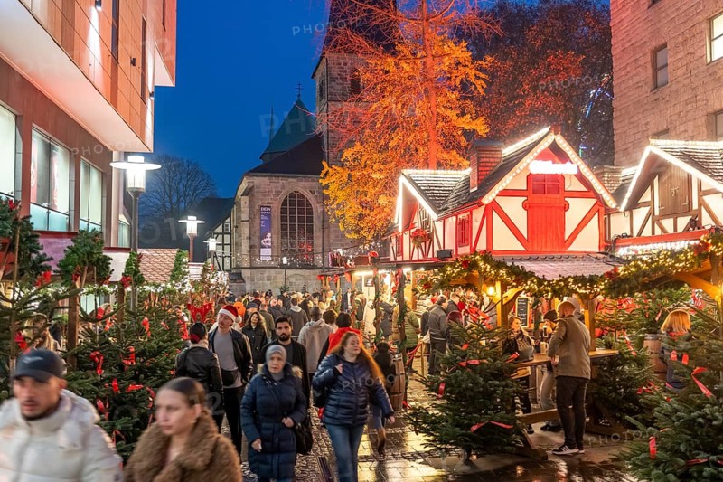 Christmas market in Essen, gastronomy, fire forest, at Essen Cathedral, Kettwiger StraÃŸe shopping street, pedestrian zone, full, lots of people shopping, Christmas lights, Christmas market stalls, Essen Light Weeks, Essen, North Rhine-Westphalia, Germany