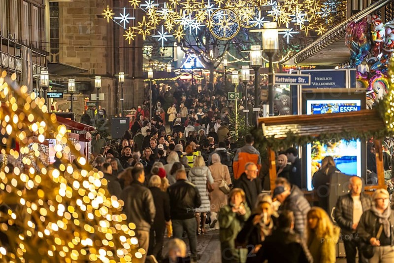 Kettwiger StraÃŸe shopping street, pedestrian zone, full, lots of people shopping, Christmas lights, Christmas market stalls, Essen light weeks, Essen, North Rhine-Westphalia, Germany