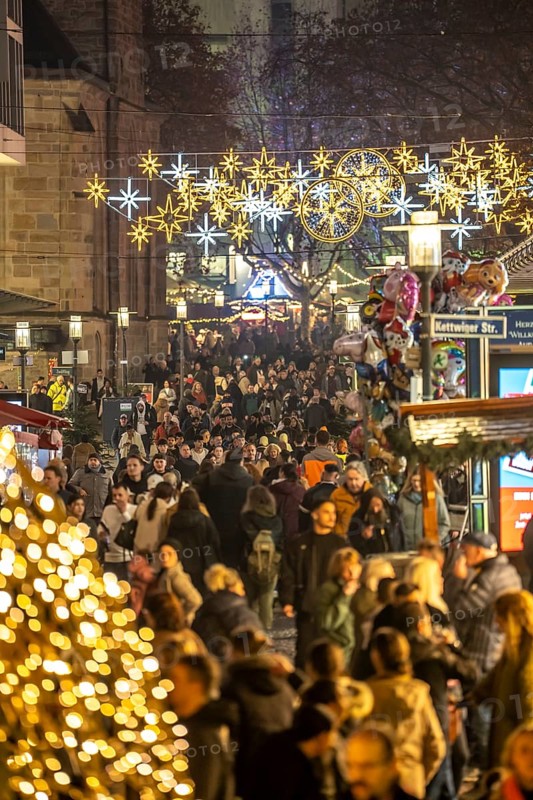 Kettwiger StraÃŸe shopping street, pedestrian zone, full, lots of people shopping, Christmas lights, Christmas market stalls, Essen light weeks, Essen, North Rhine-Westphalia, Germany