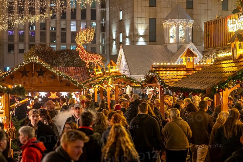 Pre-Christmas time, visitors to de, Christmas market in downtown Essen, on Kennedyplatz, the market is already opening in mid-November, Christmas lights, Essen Light Weeks, North Rhine-Westphalia, Germany