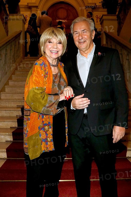Judith Winter and Klaus Wowereit at the eighth GÃ–TZ GEORGE PRIZE ceremony at the Kaiserin-Friedrich-Haus in Berlin on 15.11.2025