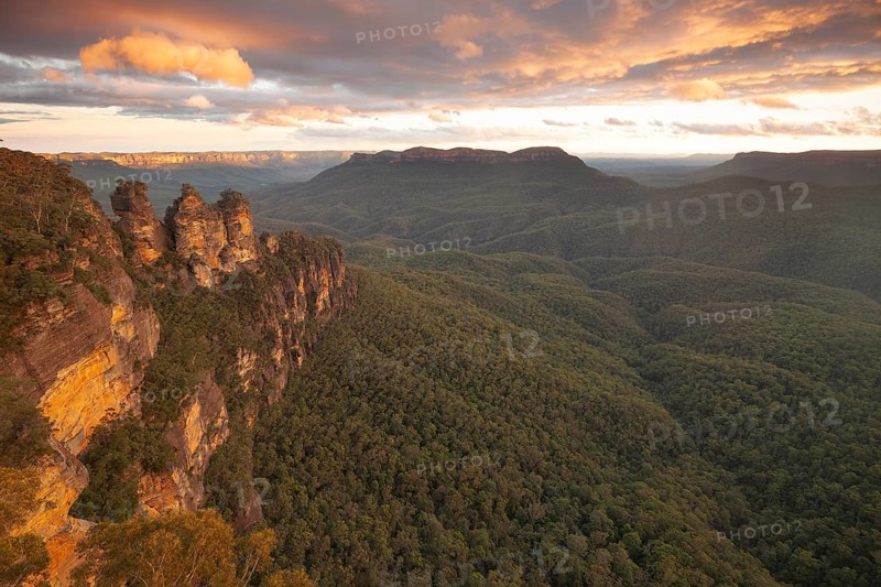 Colourful evening sky over the Three Sisters at Echo Point in Katoomba, Blue Mountains, New South Wales, Australia