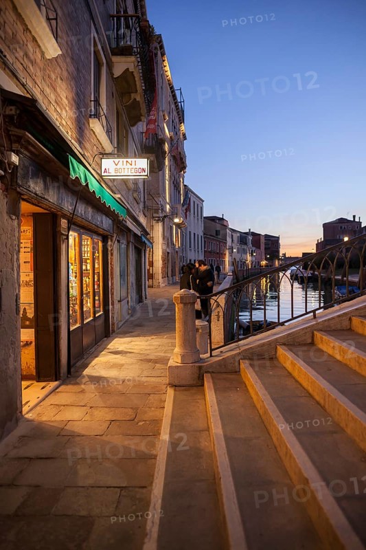 BÃ caria Al Bottegon, small pub where you drink wine or spritz and eat the cicchetti Veneziani, Tapas, Venice, Italy