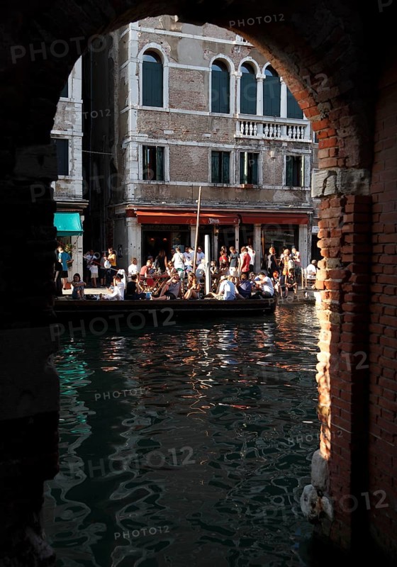 BÃ caria Al Timon, small pub, here you drink wine or spritz and eat the cicchetti Veneziani, tapas, here you also sit the boats in front of the BÃ caria, Venice, Italy