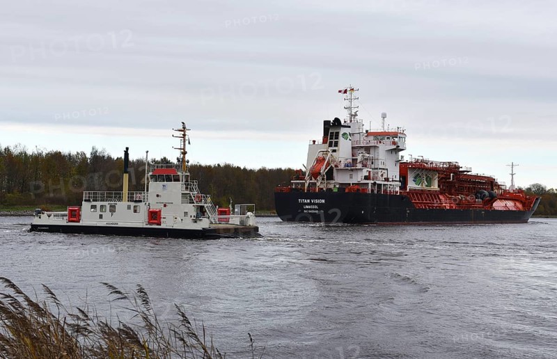 TITAN VISION LNG tanker and Hochdonn car ferry in the Kiel Canal, NOK, Kiel Canal, Kiel Canal, Schleswig-Holstein, Germany