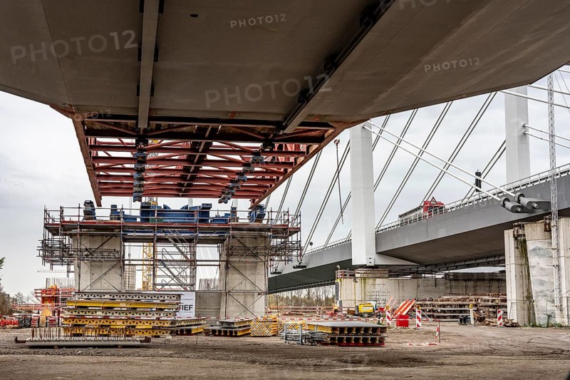 Propulsion of the 2nd bridge structure of the A40 Neuenkamp bridge, in Duisburg-Homberg, pillars and cables of the new motorway bridge across the Rhine near Duisburg, North Rhine-Westphalia, Germany