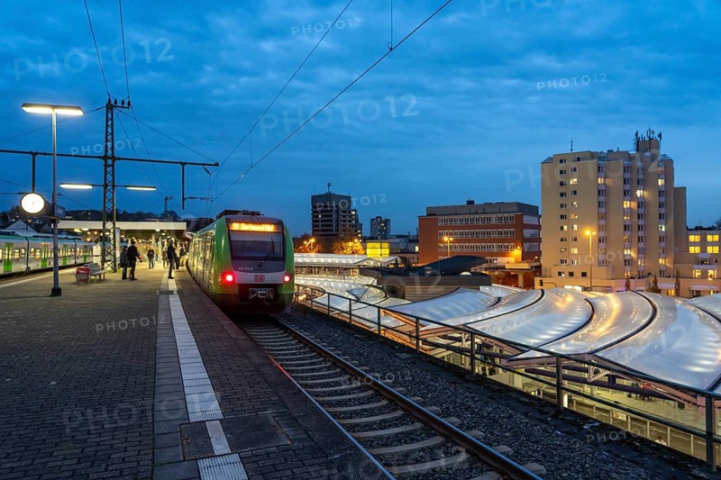 Essen-Steele S-Bahn station, passengers waiting for the train late afternoon, in autumn, Essen, North Rhine-Westphalia, Germany