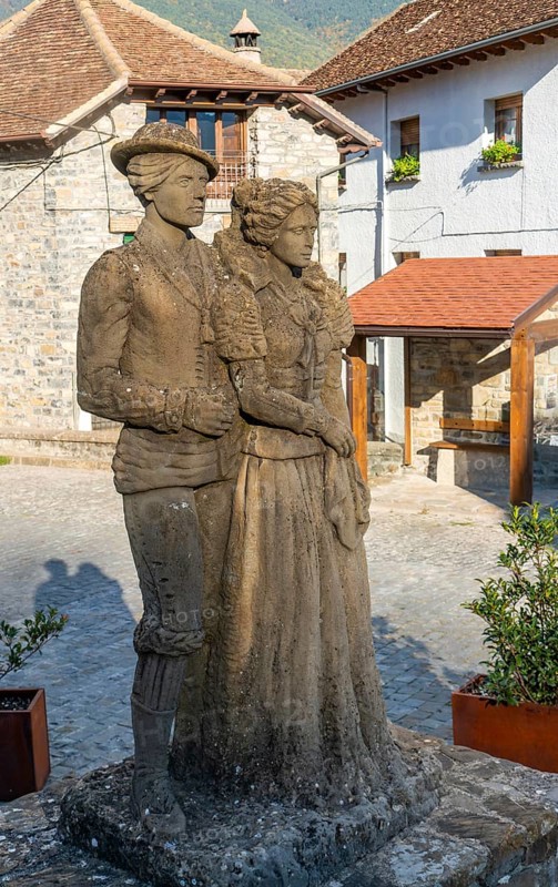 Traditional Cheso Costume statue sculpture, Echo or Hecho, Valle de Hecho, Huesca province, Aragon, Spain by José Gandul Igualador