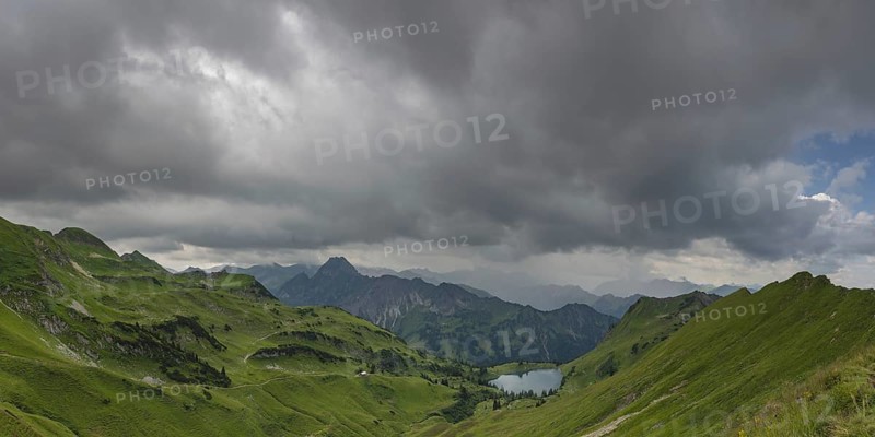 Mountain panorama from Zeigersattel to Seealpsee, on the left Höfats 2259m, in the centre, partly in clouds, the Allgäu main ridge with Trettachspitze 2595m, Mädelegabel 2645m, Bockkarkopf 2609m and Hochfrottspitze 2649m, Allgäu Alps, Allgäu, Bavaria, Germany