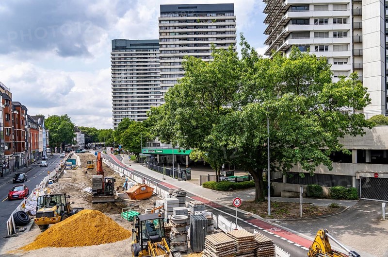Renovation of the Dickswall street in the centre of Mülheim, first the Rumbach canal running under the street was renewed, which transports the water of the stream and rainwater towards the Ruhr, now the surface is being renewed, a green strip with large trees is being created in the middle, it should provide shade and absorb the rainwater, Schwammstadt Prinzip, Mülheim an der Ruhr North Rhine-Westphalia, Germany