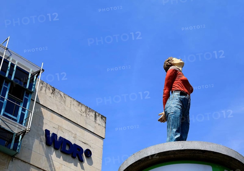 The figure Marlis by Christoph Pöggeler from 2001 (permanent work of art in public space), in the background the WDR broadcasting centre, Düsseldorf, North Rhine-Westphalia, Germany