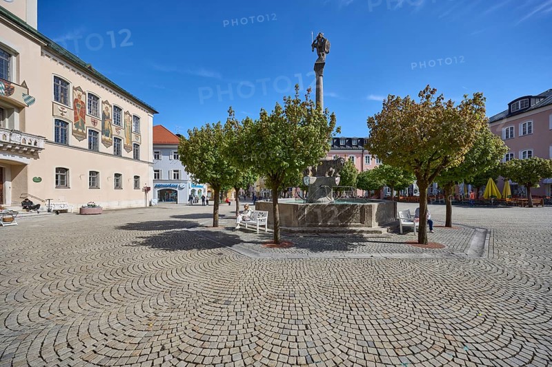 Wittelsbacherbrunnen, fountain, square, cobblestones, trees, general architecture, historic town hall, blue sky, town hall square, Bad Reichenhall, district Berchtesgadener Land, Bavaria, Germany