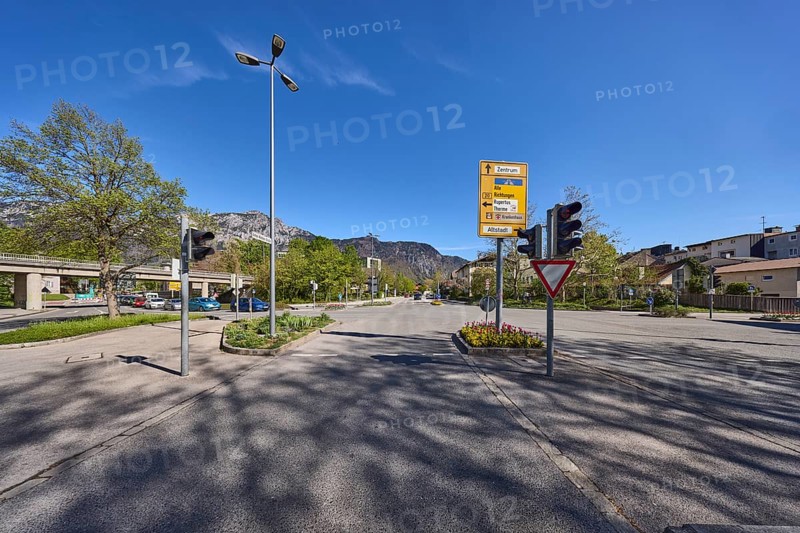 Roads, traffic lights, lantern, trees, signposts, shadow, general development, blue sky, cirrostratus clouds, federal road 20, intersection between Anton-Winkler-Straße, Innsbrucker Straße, Kammerbotenstraße and Reichenbachstraße, Bad Reichenhall, district of Berchtesgadener Land, Bavaria, Germany