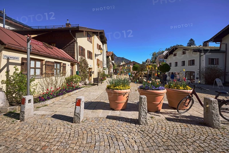 Square, paving stones, sandstone slabs, historic houses, flower pots, bollards, paving stones, sandstone slabs, blue sky, cloudless, Florianiplatz, Bad Reichenhall, district Berchtesgadener Land, Bavaria, Germany