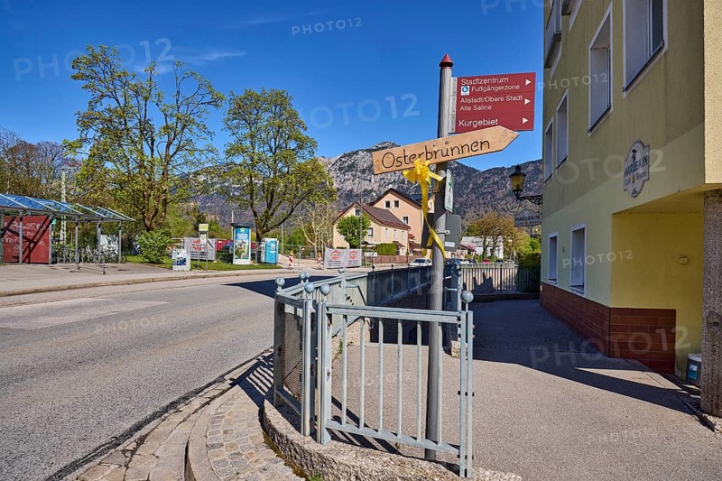 Signpost to the city centre, pedestrian zone, old town, old salt works, spa area and Easter fountain, tourist signpost, general architecture, trees, metal railings, mountains, sights, blue sky, cirrostratus clouds, federal road 20, intersection Anton-Winkler-Straße with Tiroler Straße, Bad Reichenhall, district Berchtesgadener Land, Bavaria, Germany