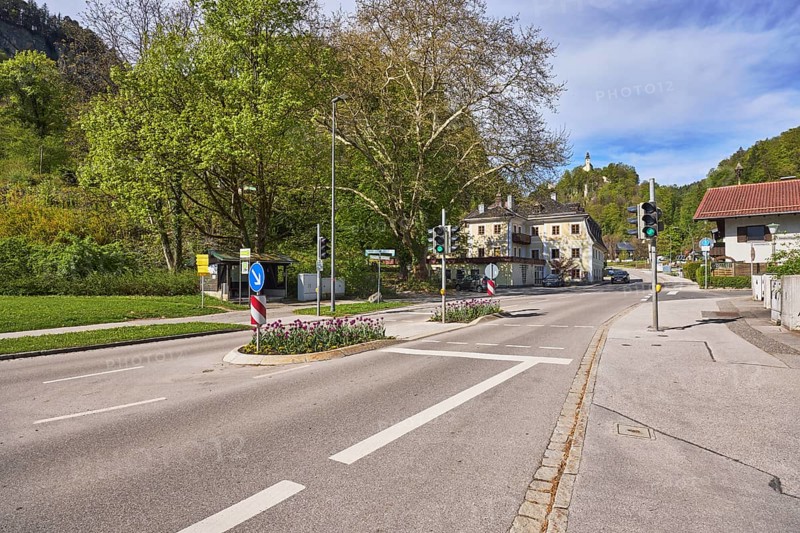 Pedestrian crossing, traffic lights, traffic island, lantern, multi-family houses, trees, flower bed, hill, coniferous forest, blue sky, cumulus clouds, cirrostratus clouds, Thumseestraße, Bad Reichenhall, Berchtesgadener Land district, Bavaria, Germany