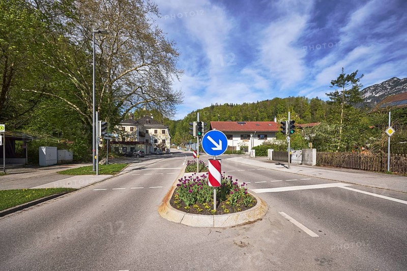 Traffic island, traffic lights, pedestrian crossing, lantern, multi-family houses, trees, flower bed, mountain landscape, hill, coniferous forest, blue sky, cumulus clouds, cirrostratus clouds, Thumseestraße, Bad Reichenhall, Berchtesgadener Land district, Bavaria, Germany