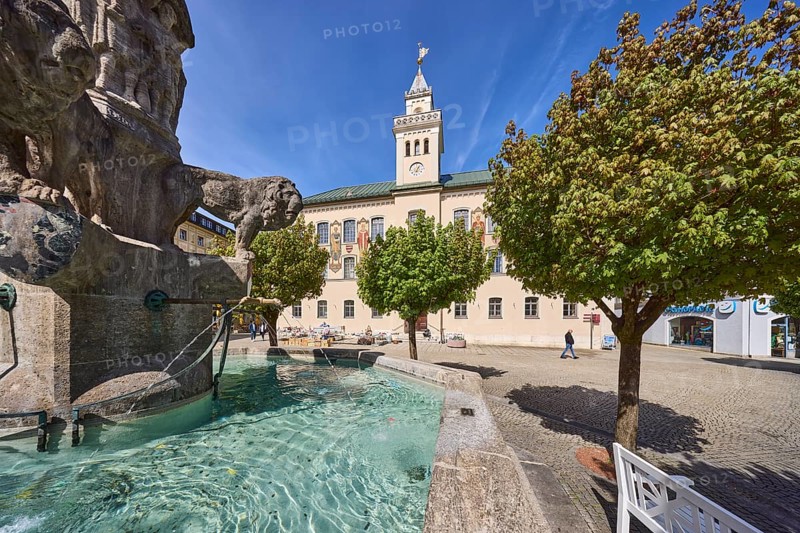 Wittelsbacherbrunnen, sculptor Karl Killer, fountain, historic town hall, trees, square, bench, blue sky, cirrostratus clouds, town hall square, Bad Reichenhall, district Berchtesgadener Land, Bavaria, Germany