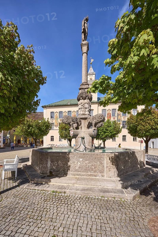 Wittelsbacherbrunnen, fountain, sculptor Karl Killer, historic town hall, square, cobblestones, trees, blue sky, town hall square, Bad Reichenhall, Berchtesgadener Land district, Bavaria, Germany