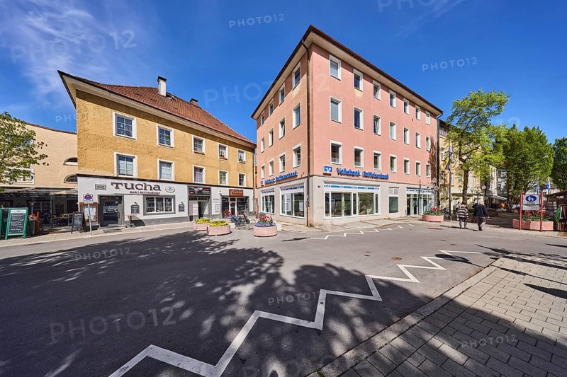 Volksbank Raiffeisenbank Oberbayern Südost eG - Branch Bad Reichenhall, Restaurant Tucha, building, general architecture, trees, blue sky, cirrostratus clouds, crossing Aegidiplatz with Ludwigstraße, Bad Reichenhall, district Berchtesgadener Land, Bavaria, Germany