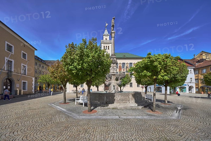 Wittelsbacherbrunnen, fountain, square, cobblestones, general architecture, historic town hall, trees, blue sky, cirrostratus clouds, town hall square, Bad Reichenhall, district Berchtesgadener Land, Bavaria, Germany