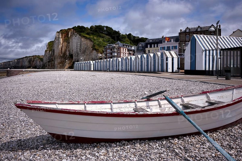 Rowing boat, pebble beach, bathing huts, beach cabins, beach cabins, bathing cabins, cabins, Yport, cliffs, steep coast, chalk cliffs, alabaster coast, La Côte d'Albâtre, Normandy, Seine-Maritime, France