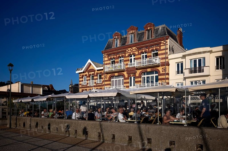 Restaurant La Grange and du Perrey, evening mood, evening, sky, blue, promenade, Étretat, Normandy, Seine-Maritime, France