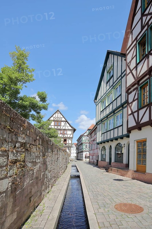 Half-timbered houses and stone wall, Rinnsal, Bächsle, Bächlein, Kirchhof, Schmalkalden, Franconia, Thuringia, Germany
