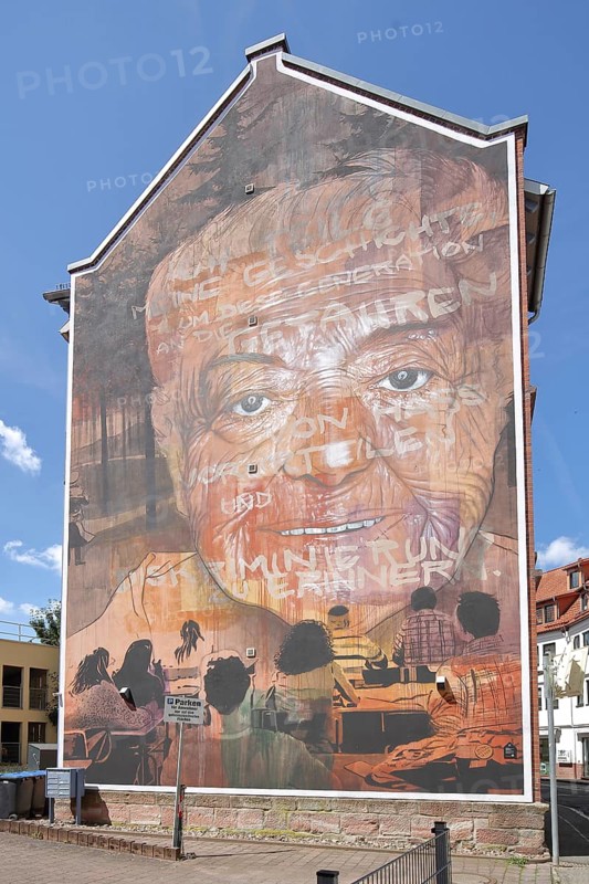 Magda Brown by AKUT 2020 - Against Forgetting, Holocaust survivor Magda Brown, memorial against persecution of Jews during National Socialism, Jewish, portrait, face, head, inscription, street art, graffiti, mural, house facade, Schmalkalden, Franconia, Thuringia, Germany