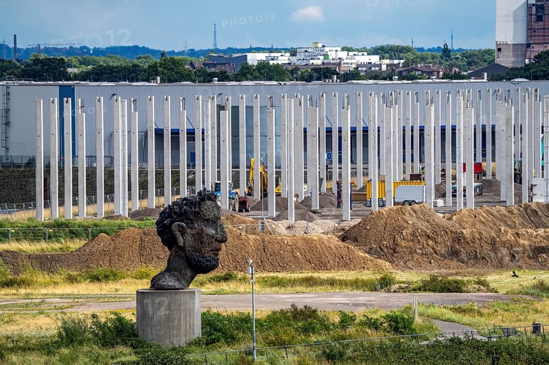Construction of a new logistics hall on the Mercatroinsel, Hall 2, next to an existing hall, approx. 25, 000 square metres in size, in Duisburg-Ruhrort, shell construction, sculpture The Echo of Poseidon on the Rhine, North Rhine-Westphalia, Germany