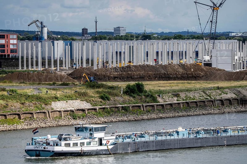 Construction of a new logistics hall on the Mercatroinsel, Hall 2, next to an existing hall, approx. 25, 000 square metres in size, in Duisburg-Ruhrort, shell construction, tanker on the Rhine, North Rhine-Westphalia, Germany