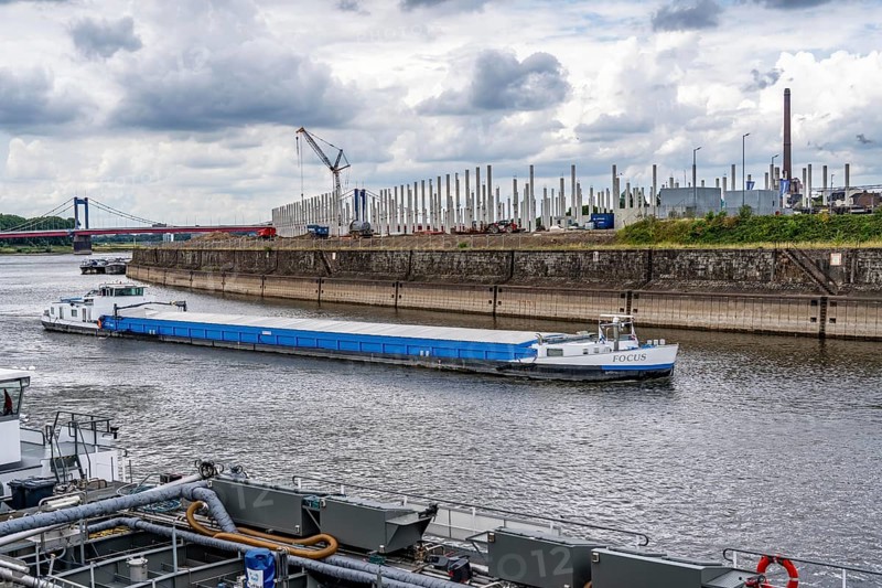 Construction of a new logistics hall on the Mercatroinsel, Hall 2, next to an existing hall, approx. 25, 000 square metres in size, in Duisburg-Ruhrort, shell construction, freighter enters the harbour canal, Friedrich-Ebert-Rheinbrücke, North Rhine-Westphalia, Germany