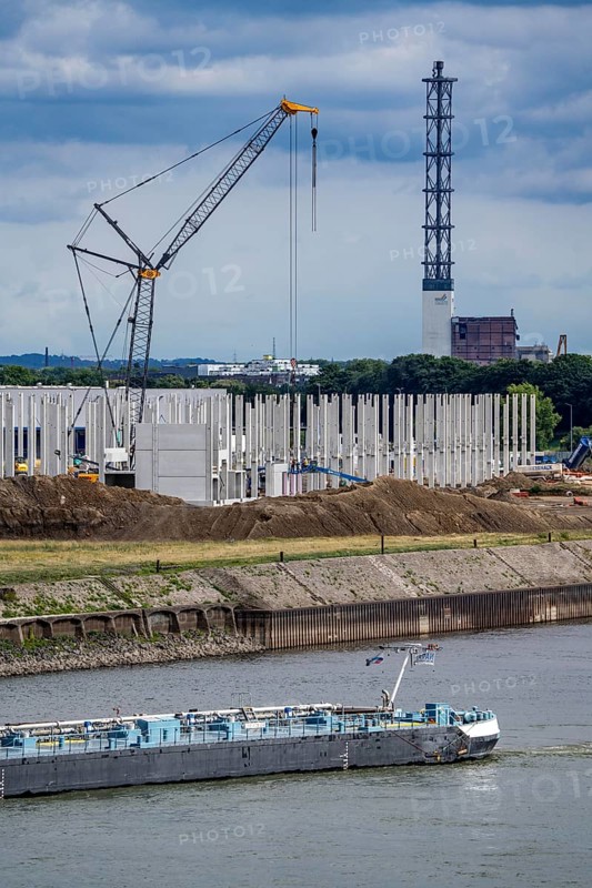 Construction of a new logistics hall on the Mercatroinsel, Hall 2, next to an existing hall, approx. 25, 000 square metres in size, in Duisburg-Ruhrort, shell construction, tanker on the Rhine, North Rhine-Westphalia, Germany