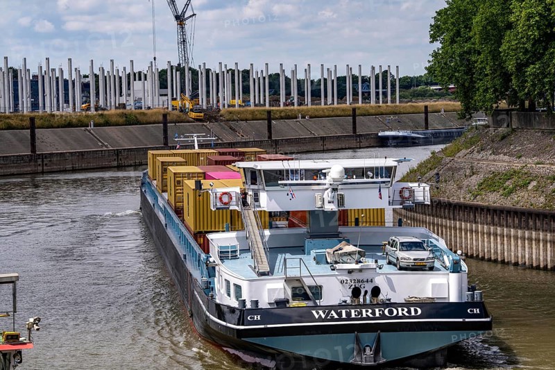 Construction of a new logistics hall on the Mercatroinsel, Hall 2, next to an existing hall, approx. 25, 000 square metres in size, in Duisburg-Ruhrort, shell construction, container freighter leaving the Vincke Canal for the Rhine, North Rhine-Westphalia, Germany