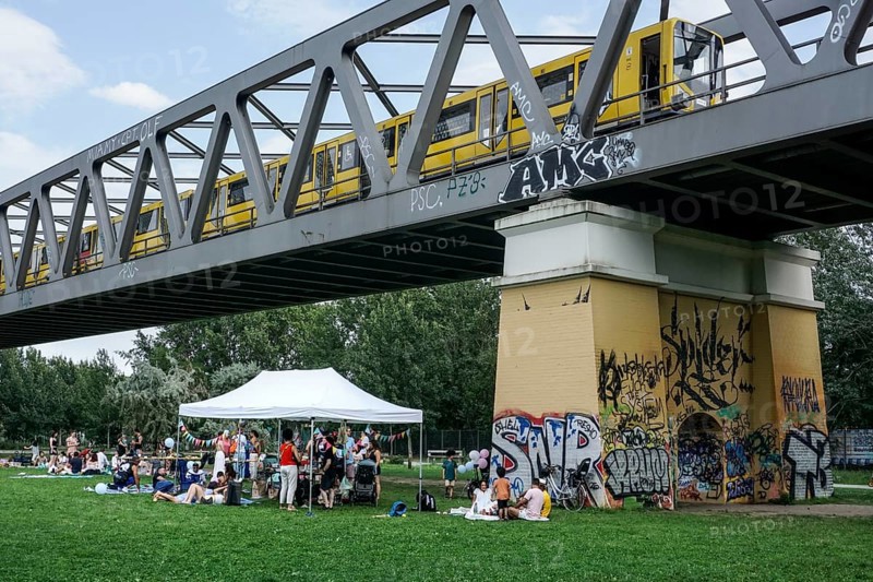 Families meet for a picnic on a warm summer afternoon in Park am Gleisdreieck, Berlin, 20.07.2025, Berlin, Germany