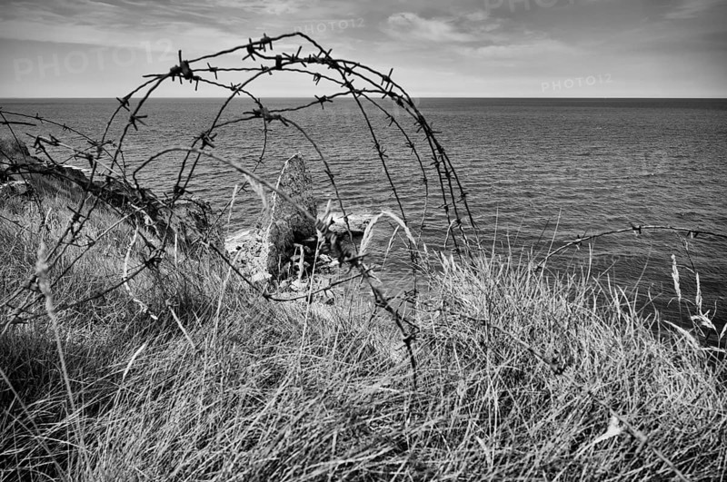Barbed wire, Pointe du Hoc, memorial, memorial for US Ranger, black and white, Cricqueville-en-Bessin, D-Day, Operation Overlord, Omaha Beach, Utah Beach, Normandy, Calvados, France