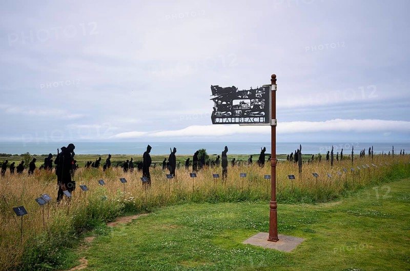 Installation, sign Utah Beach, Standing with Giants, honours the victims of the fallen British soldiers by personification, British Normandy Memorial, war memorial, Ver-sur-Mer, D-Day, Operation Overlord, Gold Beach, Normandy, Calvados, France