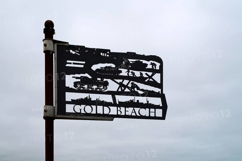 Installation, sign Gold Beach, Standing with Giants, honours the victims of the fallen British soldiers by personification, British Normandy Memorial, war memorial, Ver-sur-Mer, D-Day, Operation Overlord, Gold Beach, Normandy, Calvados, France