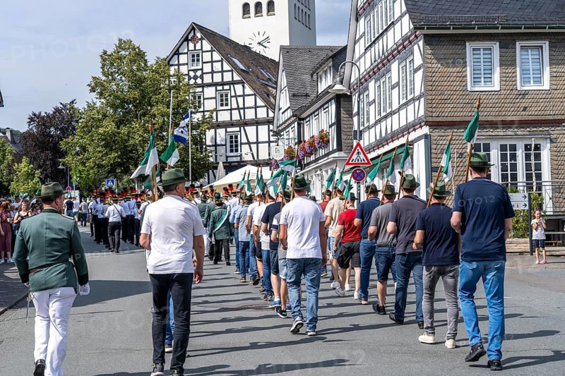 Rifle festival in Bad Fredeburg, in the Sauerland region, marching of the rifle companies in the town, parade, St George's Rifle Brotherhood, 3-day rifle festival, for 193 years, customs in the Hochsauerland district, North Rhine-Westphalia, Germany