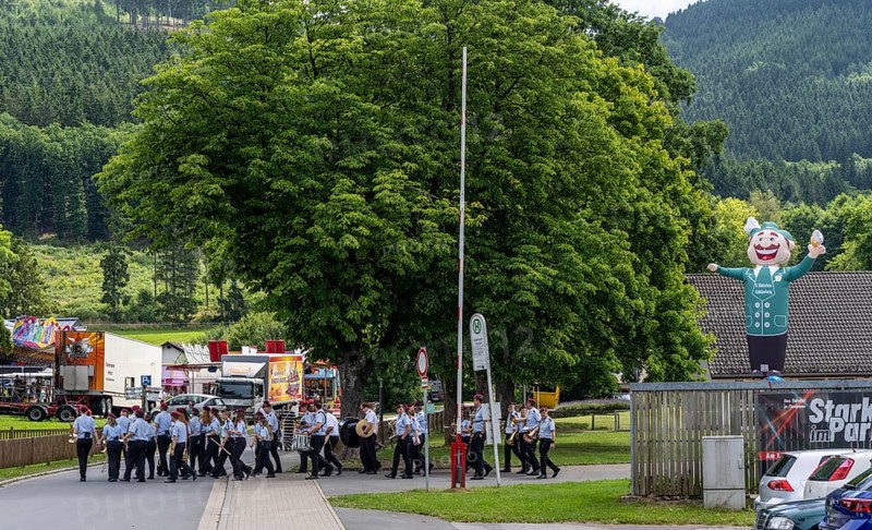 Shooting festival of the Schützenverein Saalhausen 1609 e.V. in the Sauerland, marching of the shooting companies in the village, march of the marching band, 3-day shooting festival, for 193 years, customs in the Hochsauerland district, North Rhine-Westphalia, Germany