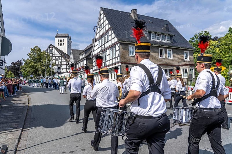 Shooting festival in Bad Fredeburg, in the Sauerland region, marching of the shooting companies in the town, parade, St. Georg shooting fraternity, 3-day shooting festival, for 193 years, marching band, customs in the Hochsauerland district, North Rhine-Westphalia, Germany
