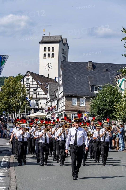 Shooting festival in Bad Fredeburg, in the Sauerland region, marching of the shooting companies in the town, parade, St. Georg shooting fraternity, 3-day shooting festival, for 193 years, marching band, customs in the Hochsauerland district, North Rhine-Westphalia, Germany